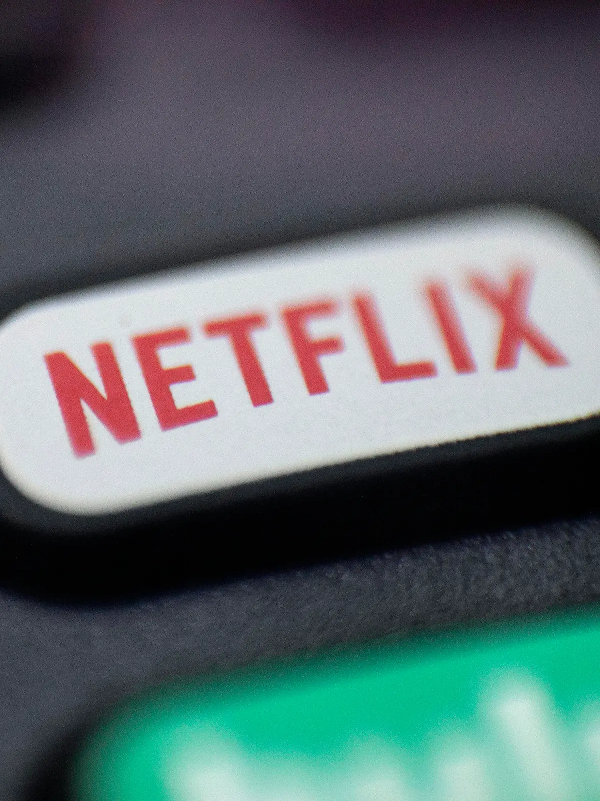 ARCHIV - 13.08.2020, USA, Portland: Ein Logo von Netflix ist auf einer Fernbedienung zu sehen. Der Streaming-Riese Netflix will nach einem verhaltenen Jahresauftakt entschiedener gegen Trittbrettfahrer vorgehen. In diesem Vierteljahr soll die Offensive gegen das Teilen von Passwörtern endlich Fahrt aufnehmen. (zu dpa: «Netflix mit mauem Jahresstart - Wachstum und Ausblick enttäuschen») Foto: Jenny Kane/AP/dpa +++ dpa-Bildfunk +++