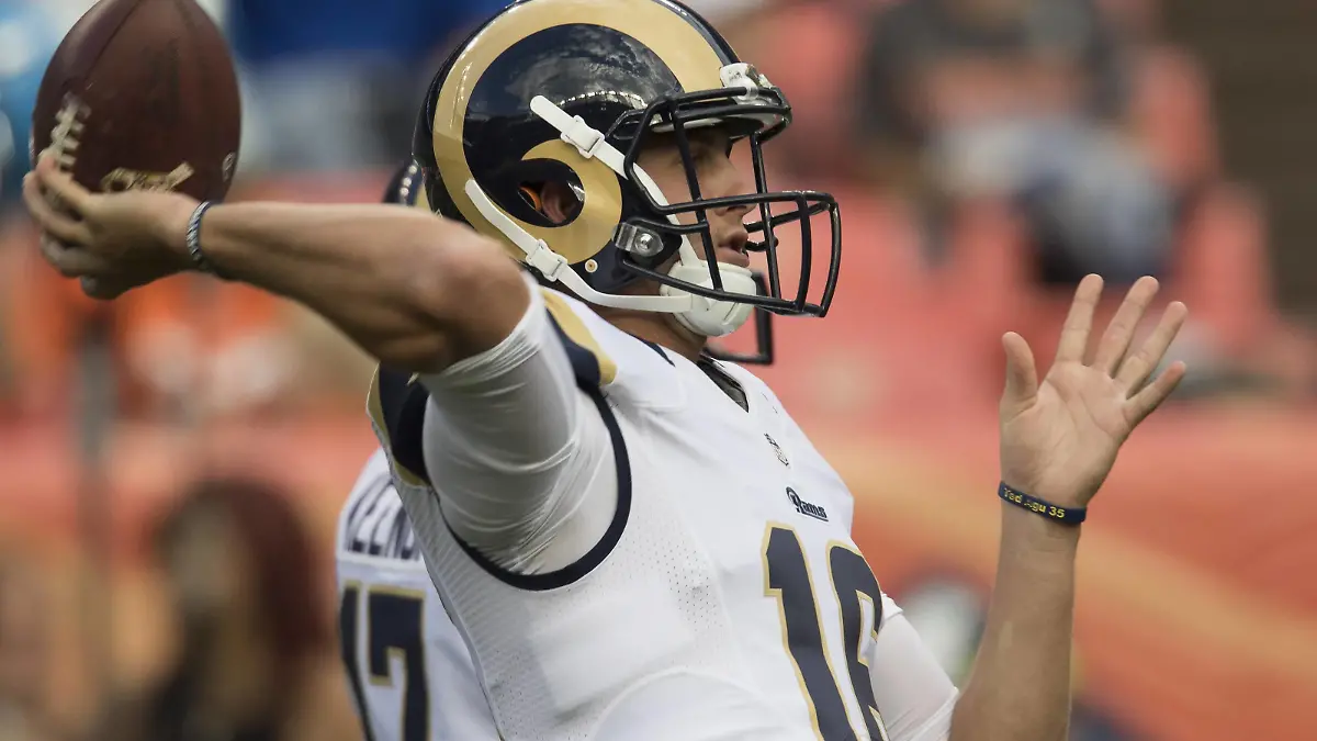 The NFL American Football Herren USA s number one draft choice Los Angeles Rams quarterback Jared Goff warms up during pre-season game three at Sports Authority Field at Mile High in Denver on August 27, 2016. PUBLICATIONxINxGERxSUIxAUTxHUNxONLY DEN2016082710 GARYxC.xCASKEY

The NFL American Football men USA s Number One Draft Choice Los Angeles Rams Quarterback Jared Goff warm Up during Pre Season Game Three AT Sports Authority Field AT Mile High in Denver ON August 27 2016 PUBLICATIONxINxGERxSUIxAUTxHUNxONLY DEN2016082710 GARYxC xCASKEY  