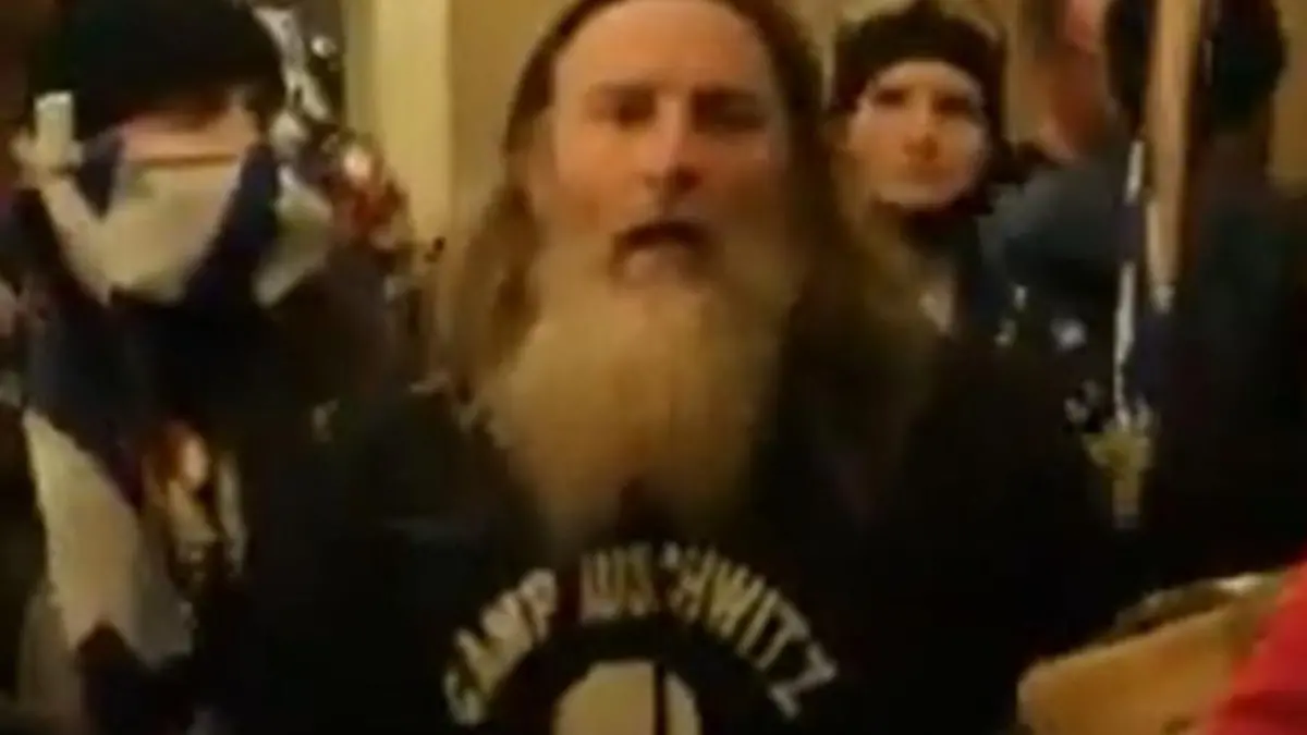 Kapitol-Stürmer mit "Camp Ausschwitz"-Hoodie.