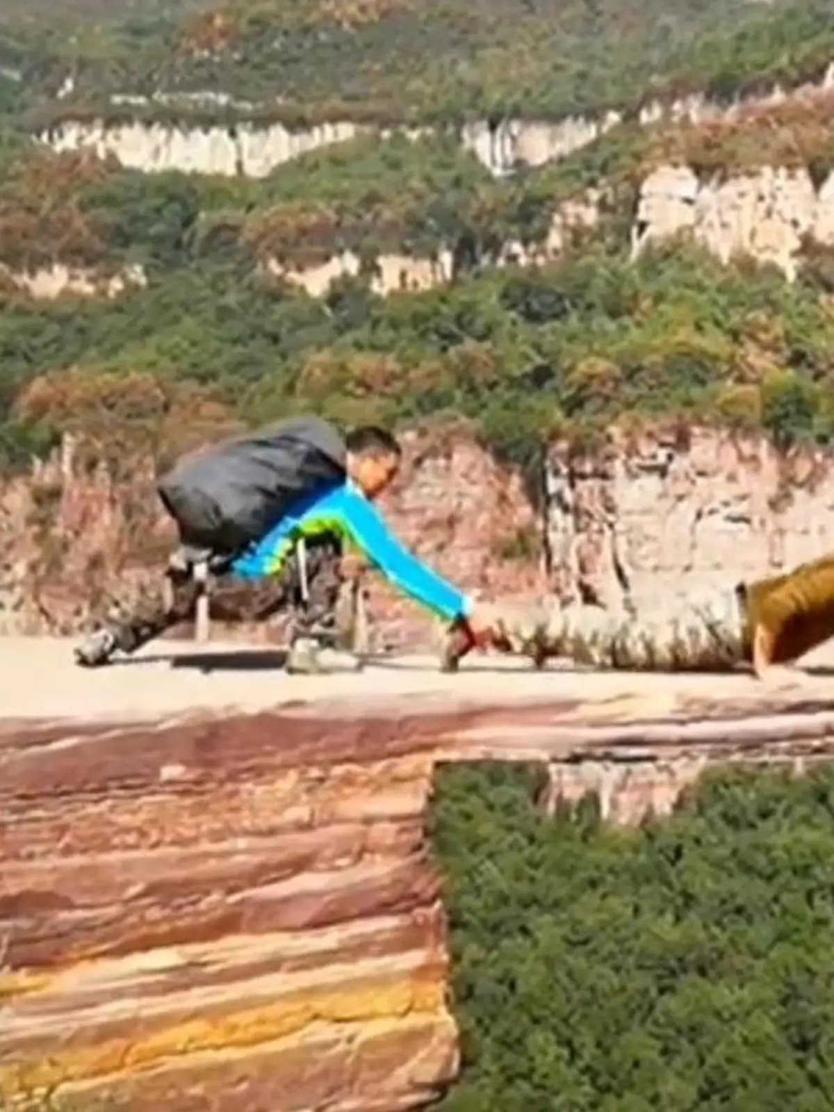 Auf Instagram war dieser Ort legendär - jetzt wird er, zumindest teilweise, abgerissen. Die chinesischen Behörden haben den "Mutproben-Felsen" als zu gefährlich eingestuft.