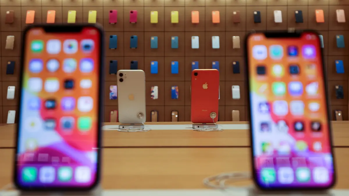 iPhones are displayed at the upcoming Apple Marina Bay Sands store in Singapore, September 8, 2020. REUTERS/Edgar Su