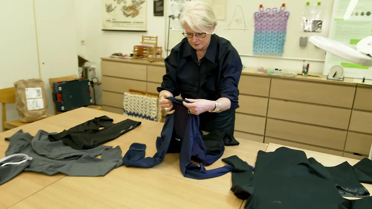 Professorin Ulrike Schlempp testet Sportoutfits auf ihre Qualität