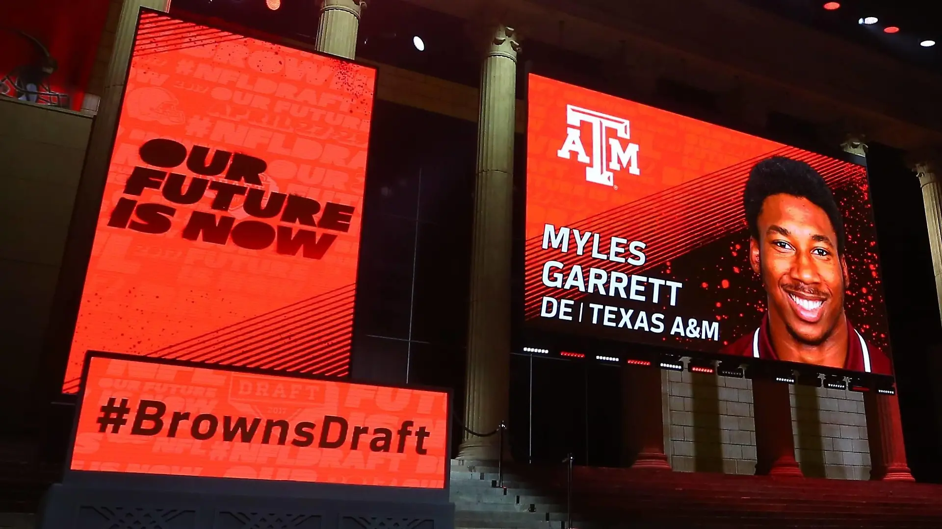 PHILADELPHIA, PA - APRIL 27: The Cleveland Browns select Myles Garrett from Texas A&M with the 1st overall pick at the 2017 NFL American Football Herren USA Draft at the NFL Draft Theater on April 27, 2017 in Philadelphia, PA. (Photo by Rich Graessle/Icon Sportswire) NFL: APR 27 2017 NFL Draft PUBLICATIONxINxGERxSUIxAUTxHUNxRUSxSWExNORxONLY Icon04271742032017
Philadelphia Pa April 27 The Cleveland Browns Select Myles Garrett From Texas A with The 1st Overall Pick AT The 2017 NFL American Football men USA Draft AT The NFL Draft Theater ON April 27 2017 in Philadelphia Pa Photo by Rich Graessle Icon Sports Wire NFL APR 27 2017 NFL Draft PUBLICATIONxINxGERxSUIxAUTxHUNxRUSxSWExNORxONLY