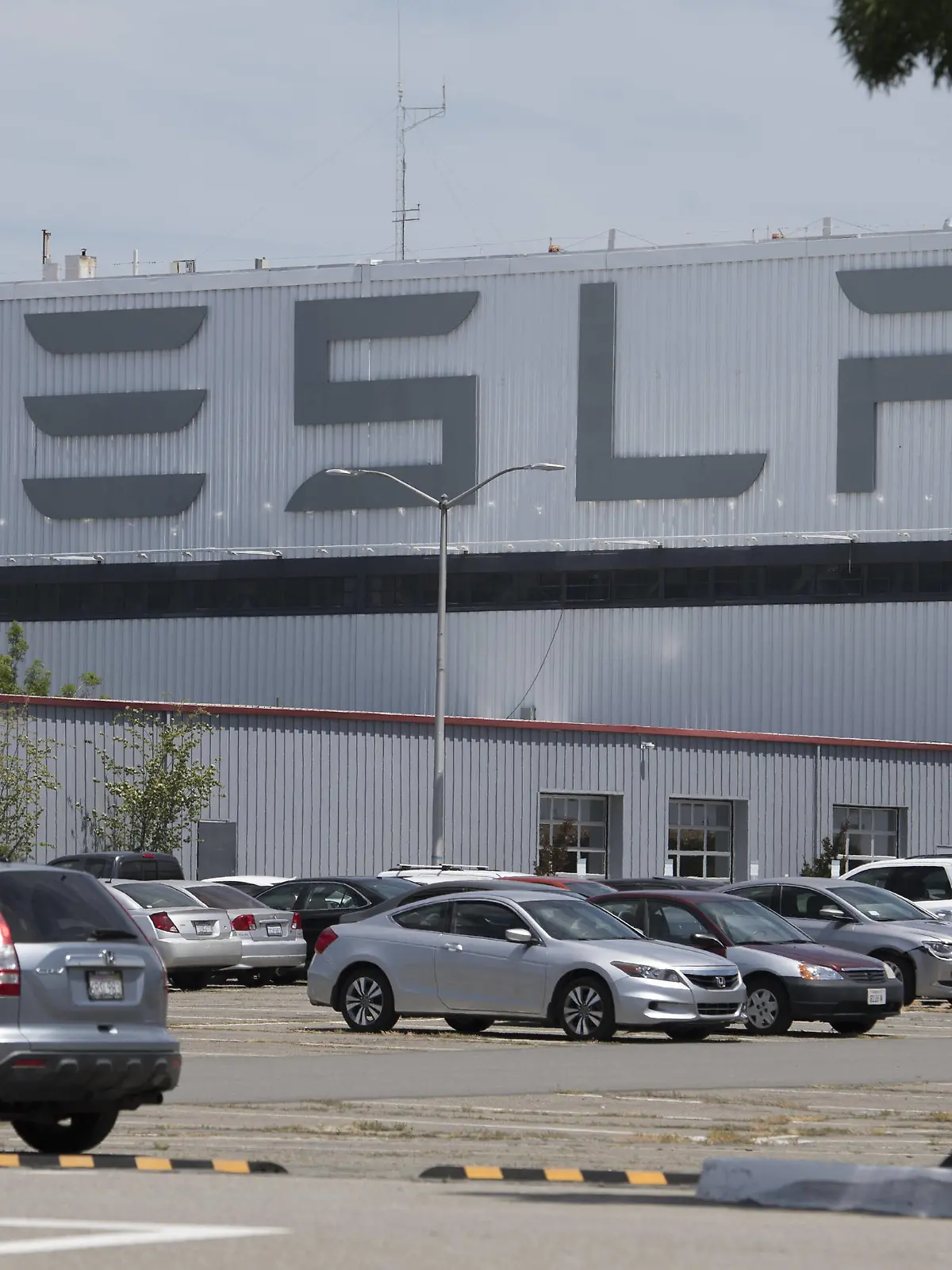  The idle Tesla Factory is seen in Fremont, California on Sunday, May 10, 2020. Shelter in place orders because of coronavirus have closed the plant. In a series of tweets Saturday, Tesla CEO Elon Musk threatened to move the company s headquarters to Texas or Nevada, where shelter-in-place rules are less restrictive. PUBLICATIONxINxGERxSUIxAUTxHUNxONLY SXP2020051002 TERRYxSCHMITT