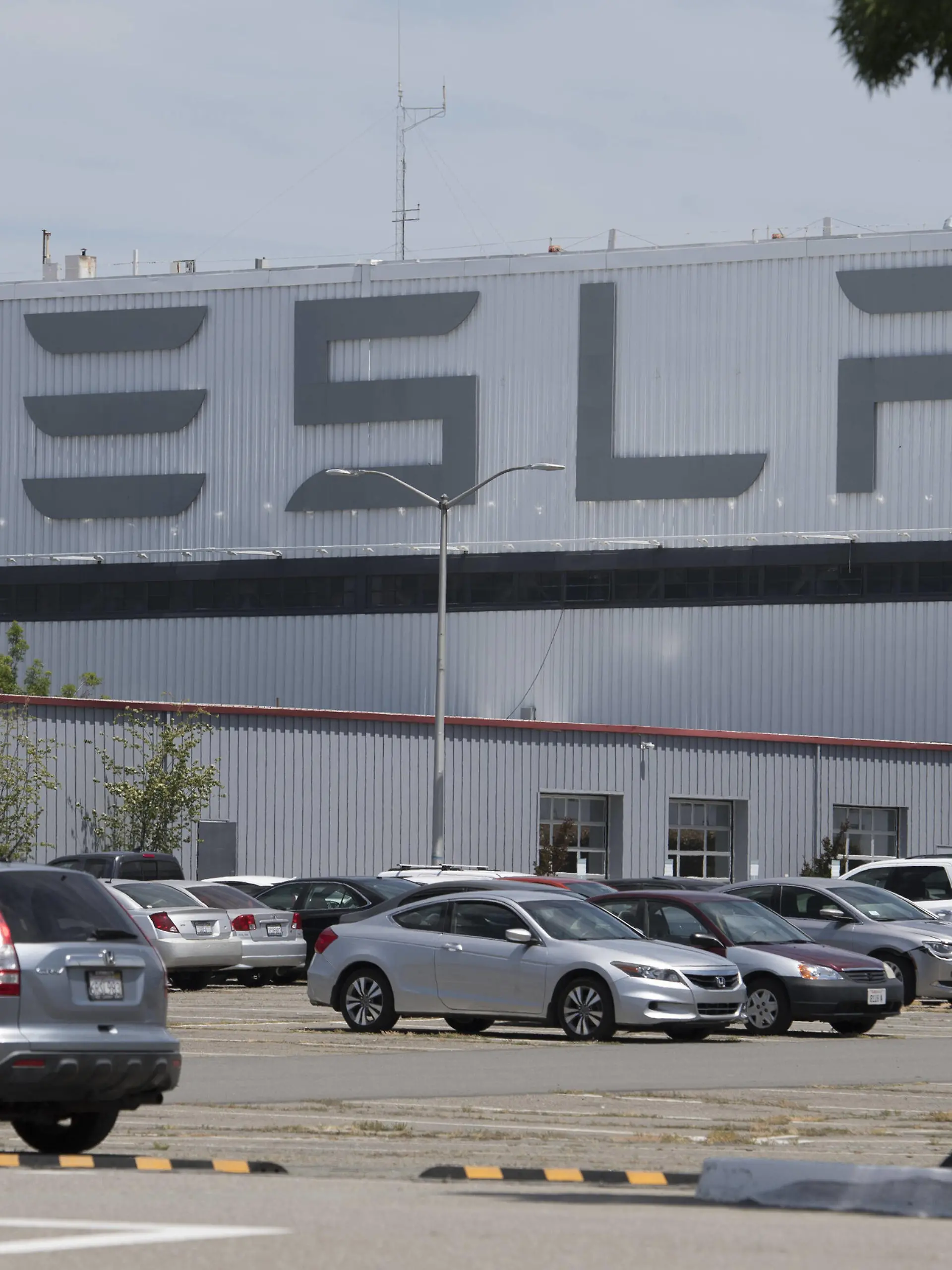 The idle Tesla Factory is seen in Fremont, California on Sunday, May 10, 2020. Shelter in place orders because of coronavirus have closed the plant. In a series of tweets Saturday, Tesla CEO Elon Musk threatened to move the company s headquarters to Texas or Nevada, where shelter-in-place rules are less restrictive. PUBLICATIONxINxGERxSUIxAUTxHUNxONLY SXP2020051002 TERRYxSCHMITT