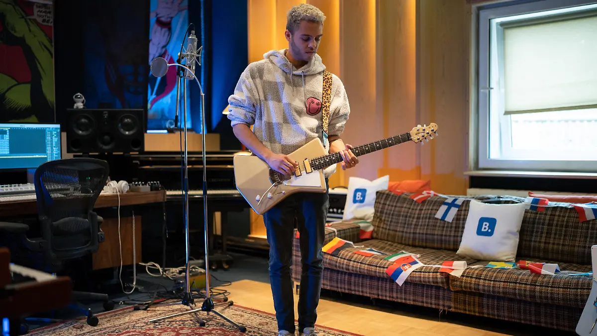 Malik Harris lädt zwei Fans in sein Tonstudio zum ESC-Gucken ein.