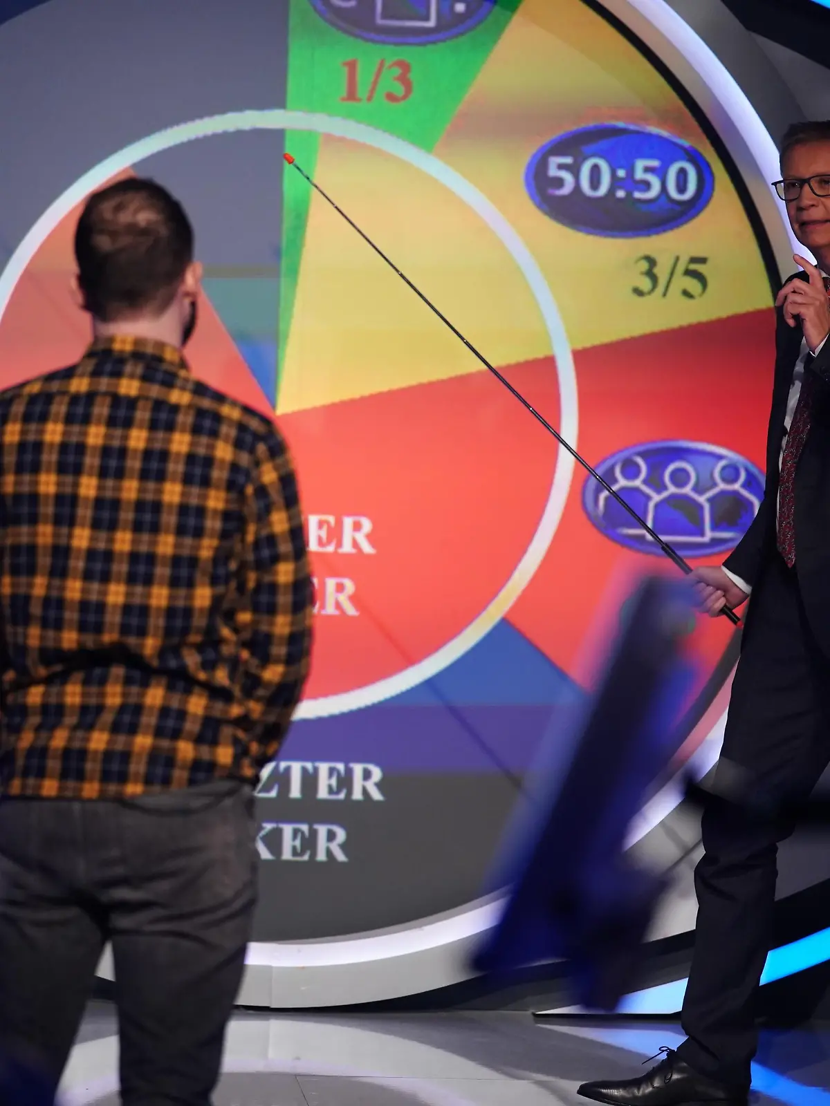 "Wer wird Millionär?"-Zocker-Kandidat Niklas Bayer genannt Eynck zeigt Günther Jauch seine vollständige Joker-Analyse
