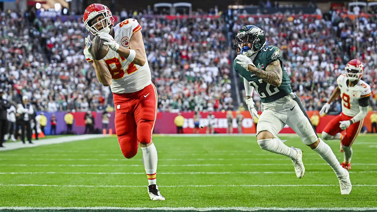 February 12, 2023, Glendale, Arizona, USA: Kansas City Chiefs tight end Travis Kelce makes a catch for a touchdown in the first quarter past the defense of Philadelphia Eagles safety Marcus Epps during Super Bowl LVII. (Credit Image: © Nick Wagner/The Kansas City Star via ZUMA Press Wire