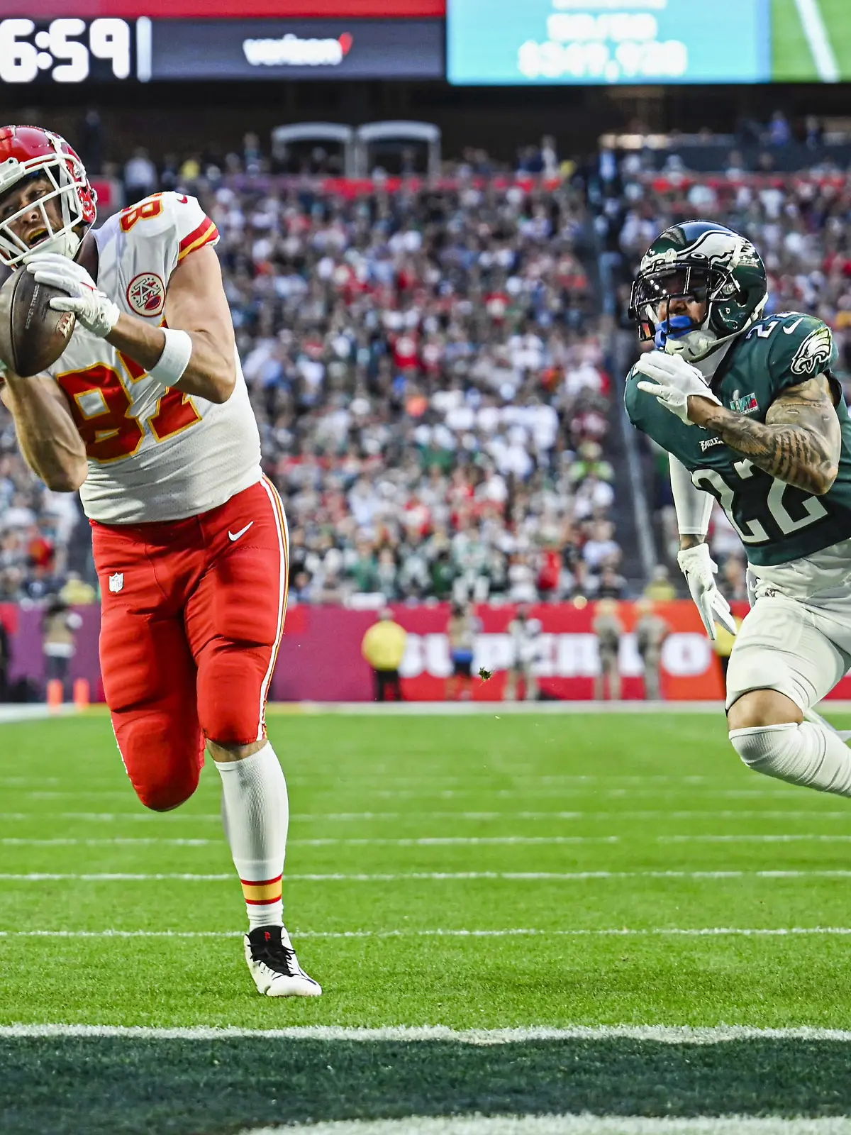 February 12, 2023, Glendale, Arizona, USA: Kansas City Chiefs tight end Travis Kelce makes a catch for a touchdown in the first quarter past the defense of Philadelphia Eagles safety Marcus Epps during Super Bowl LVII. (Credit Image: © Nick Wagner/The Kansas City Star via ZUMA Press Wire