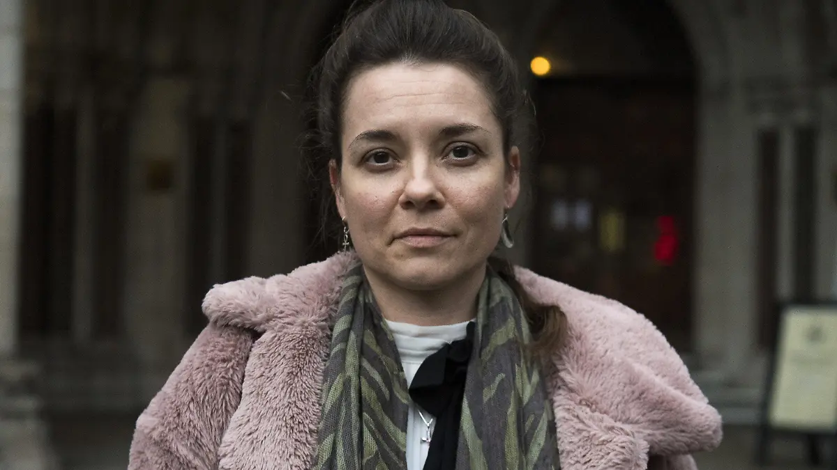 14.12.2020, Großbritannien, London: Paula Parfitt, die Mutter der fünfjährigen Pippa Knight, steht vor dem Royal Courts of Justice nach einer öffentlichen Anhörung im Streit um die lebenserhaltende Behandlung für ihre Tochter Paula. Ein Gericht soll klären, ob britische Ärzte ein todkrankes fünfjähriges Mädchen sterben lassen dürfen. Die Mutter der kleinen Pippa wehrt sich gegen die Entscheidung des Krankenhauses. Foto: Kirsty O'connor/PA Wire/dpa +++ dpa-Bildfunk +++