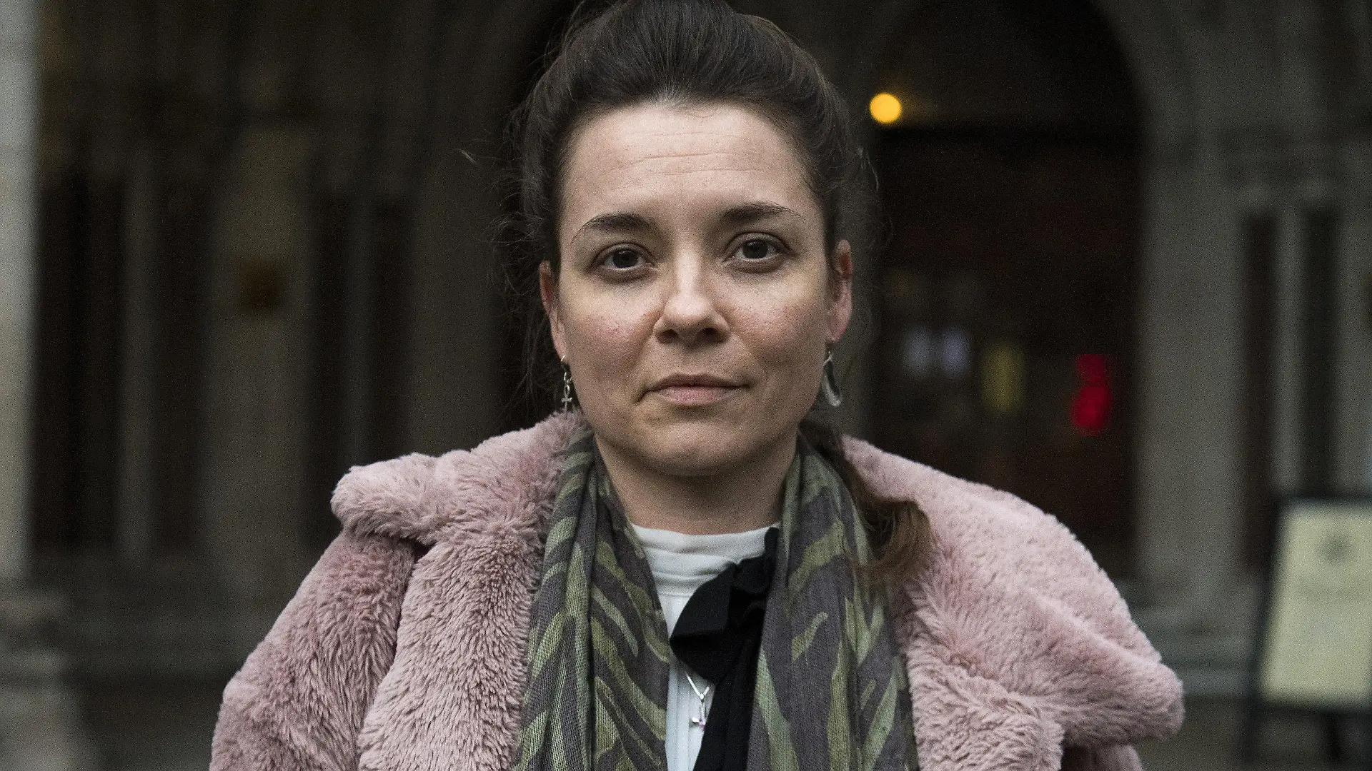 14.12.2020, Großbritannien, London: Paula Parfitt, die Mutter der fünfjährigen Pippa Knight, steht vor dem Royal Courts of Justice nach einer öffentlichen Anhörung im Streit um die lebenserhaltende Behandlung für ihre Tochter Paula. Ein Gericht soll klären, ob britische Ärzte ein todkrankes fünfjähriges Mädchen sterben lassen dürfen. Die Mutter der kleinen Pippa wehrt sich gegen die Entscheidung des Krankenhauses. Foto: Kirsty O'connor/PA Wire/dpa +++ dpa-Bildfunk +++