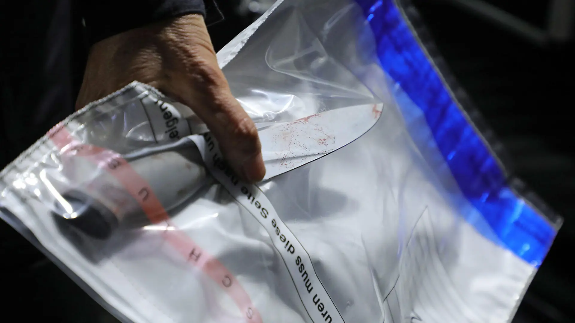 ARCHIV - 05.10.2020, Sachsen, Dresden: ILLUSTRATION - Ein Kriminaltechniker stellt ein Messer am Tatort sicher. Seit Einführung einer messerfreien Zone in der Innenstadt vor vier Wochen sind in Stuttgart vier Messer
konfisziert worden. (zu dpa: «Bislang vier Verstöße gegen messerfreie Zone in Stuttgart») Foto: Roland Halkasch/dpa-Zentralbild/dpa +++ dpa-Bildfunk +++