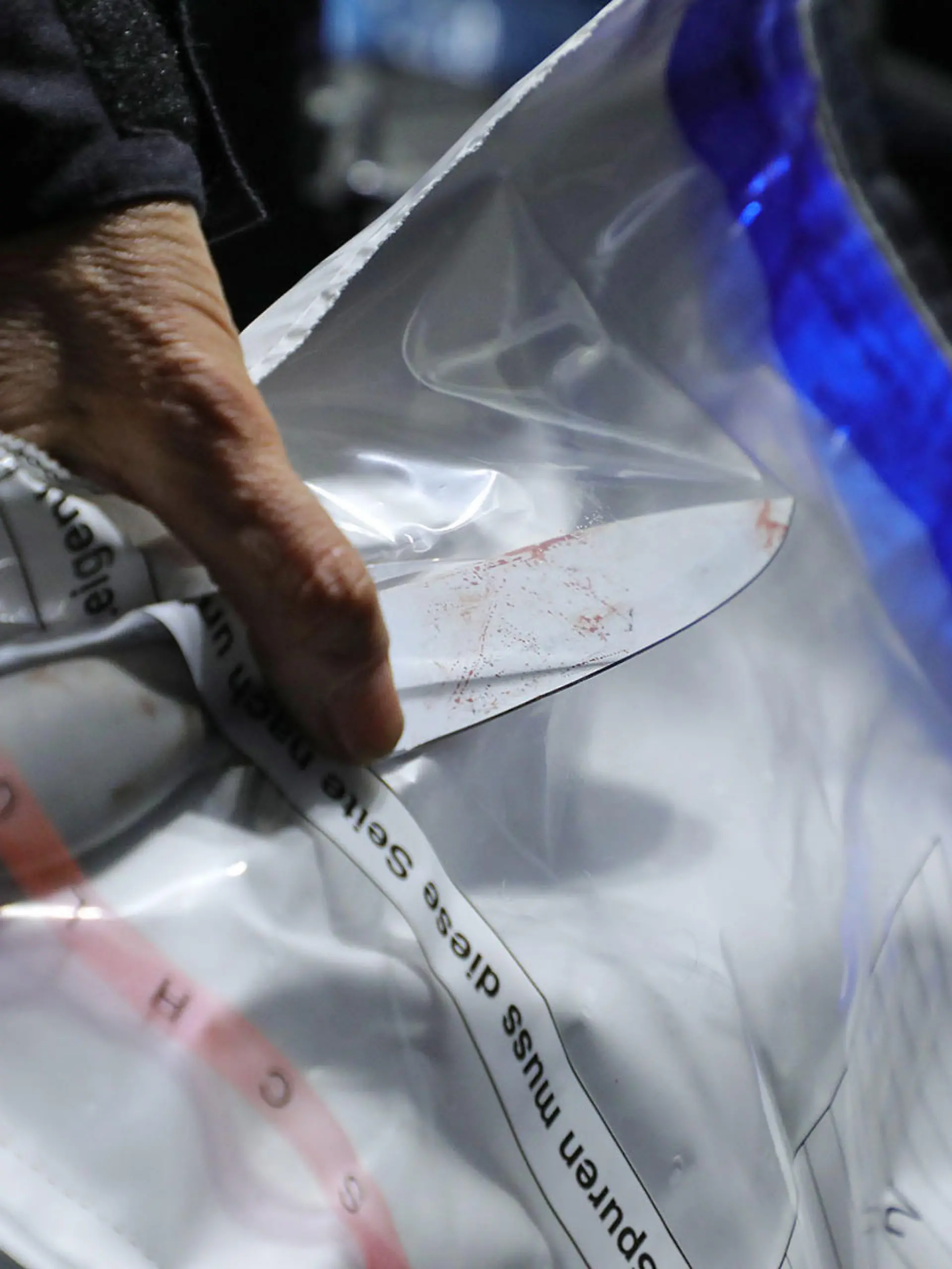 ARCHIV - 05.10.2020, Sachsen, Dresden: ILLUSTRATION - Ein Kriminaltechniker stellt ein Messer am Tatort sicher. Seit Einführung einer messerfreien Zone in der Innenstadt vor vier Wochen sind in Stuttgart vier Messer 
konfisziert worden. (zu dpa: «Bislang vier Verstöße gegen messerfreie Zone in Stuttgart») Foto: Roland Halkasch/dpa-Zentralbild/dpa +++ dpa-Bildfunk +++