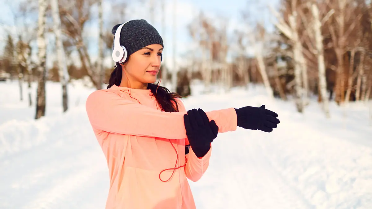 Frau macht Sport im Schnee