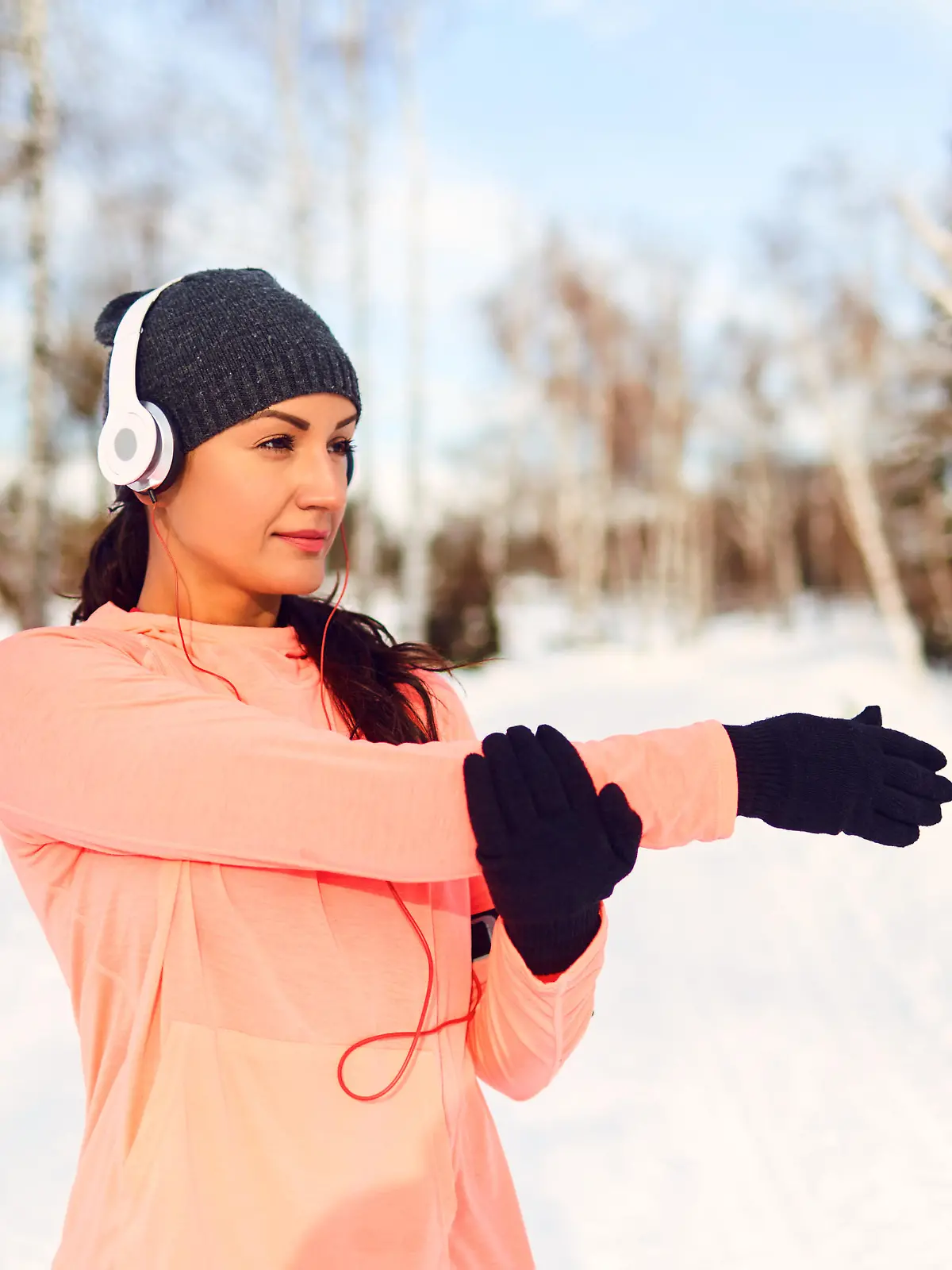 Frau macht Sport im Schnee