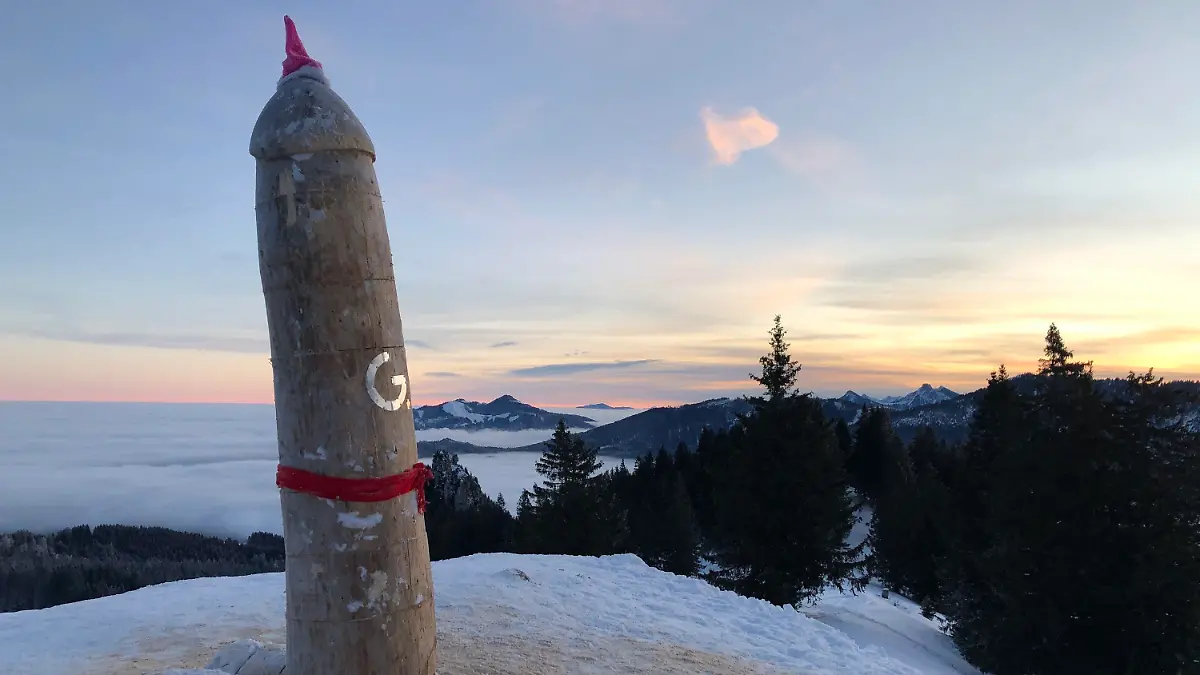 ARCHIV - 13.12.2020, Bayern, Rettenberg: Die zwei Meter hohe Penis-Skulptur aus Holz auf dem Grat des Grünten wurde von Unbekannten zersägt und dann wieder zusammengesetzt. Umgefallen, aufgerichtet, verschwunden, dann ersetzt, jetzt zersägt und wieder zusammengesetzt: Das Hin und Her um den meterhohen Holzpenis auf dem Grünten im Allgäu nimmt kein Ende. (zu dpa "Zersägt und zusammengebaut: Allgäuer Holzpenis nicht kleinzukriegen") Foto: Benjamin Liss/dpa +++ dpa-Bildfunk +++