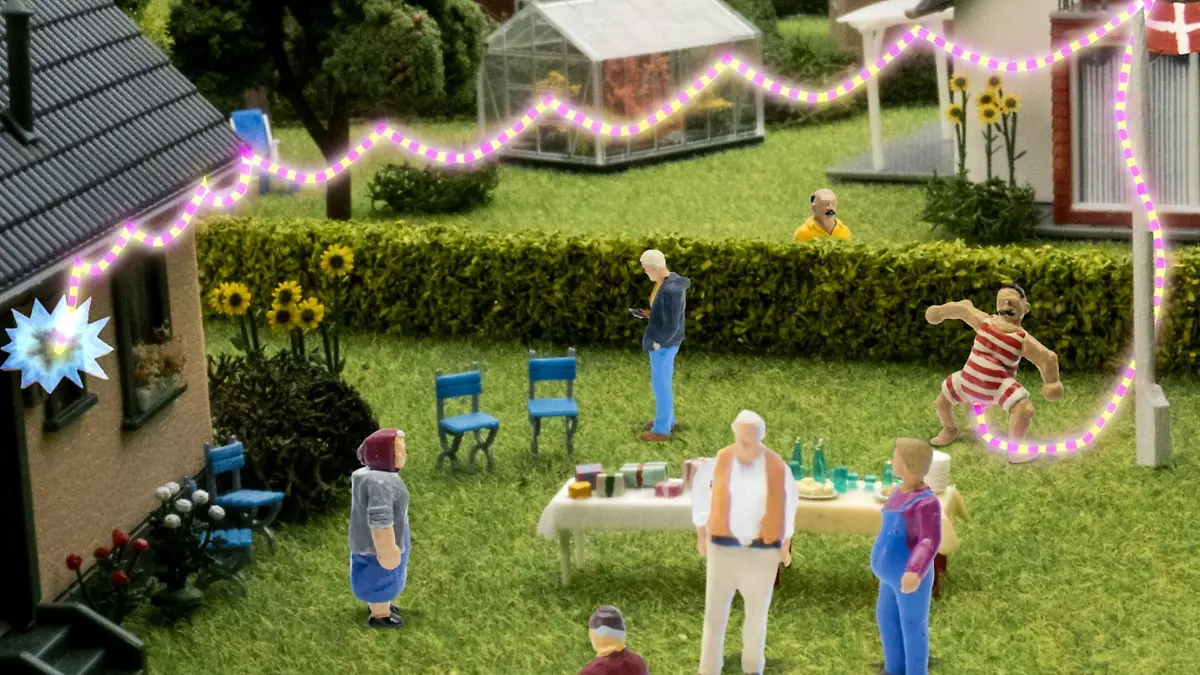"John Dillermand" hilft mit seinem größten Penis der Welt bei einer Gartenparty