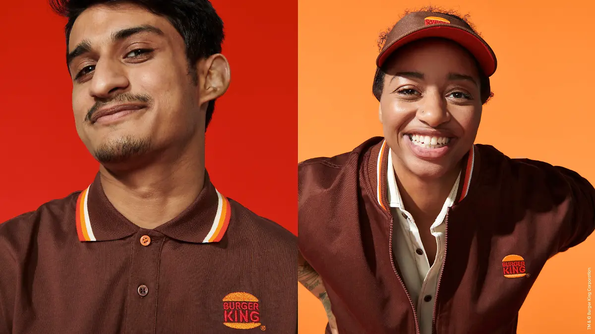 Die neue Uniform bei Burger King besteht aus einem rostbraunen Polo-Shirt, einer Capi und einer College-Jacke.