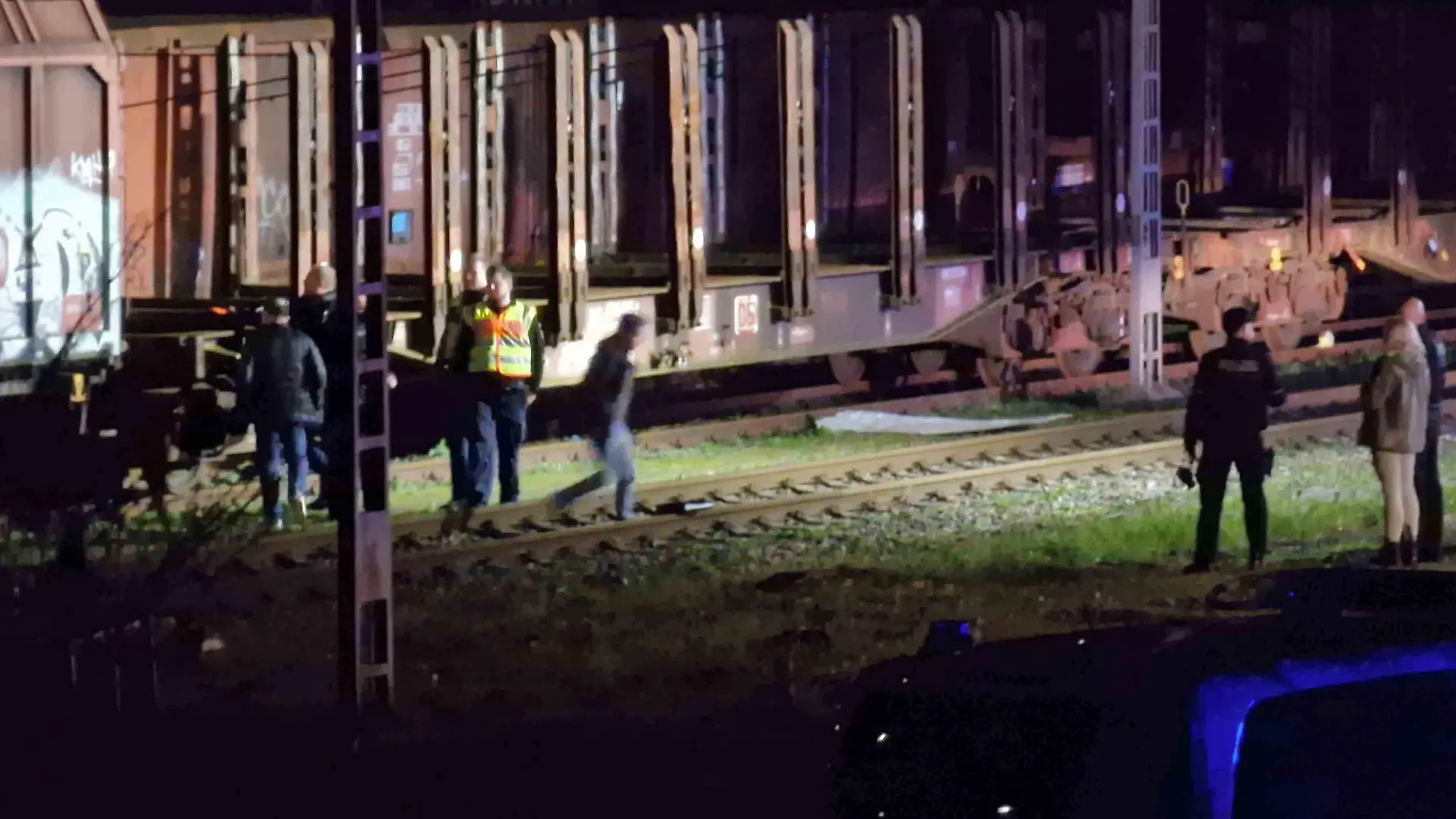 17.04.2023, Nordrhein-Westfalen, Schwerte: Polizisten arbeiten an einem abgestellten Güterzug. Ein 13-Jähriger ist auf einen Waggon an dem Güterbahnhof geklettert und durch einen Stromschlag lebensgefährlich verletzt worden. Der Jugendliche kam mit Verbrennungen am Körper in eine Spezialklinik. Der 13-Jährige am Montagabend mit seiner Schwester auf dem Gelände des Güterbahnhofs gespielt. Dort kletterte er auf den abgestellten Güterwaggon und erlitt einen Stromschlag. Foto: Justin Brosch/dpa +++ dpa-Bildfunk +++