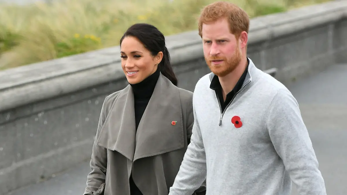 ARCHIV - 29.10.2018, Neuseeland, Wellington: Prinz Harry, Herzog von Sussex und seine Frau Herzogin Meghan kommen zu einem Treffen mit jungen Menschen. Vor einem Jahr hatte das Paar angekündigt, einen Großteil seiner royalen Verpflichtungen aufgeben und finanziell unabhängig zu sein. Mittlerweile wohnen sie mit ihrem Sohn in den USA. (zu dpa "Ein Jahr Megxit: Das Königshaus ohne Harry und Meghan") Foto: Dominic Lipinski/PA Wire/dpa +++ dpa-Bildfunk +++