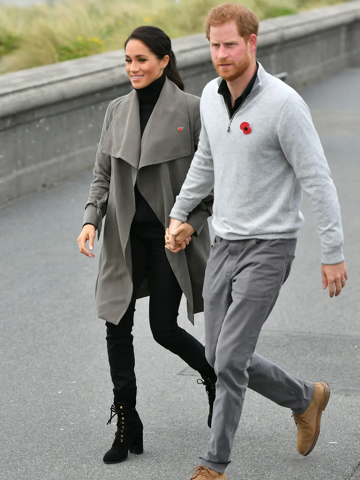 ARCHIV - 29.10.2018, Neuseeland, Wellington: Prinz Harry, Herzog von Sussex und seine Frau Herzogin Meghan kommen zu einem Treffen mit jungen Menschen. Vor einem Jahr hatte das Paar angekündigt, einen Großteil seiner royalen Verpflichtungen aufgeben und finanziell unabhängig zu sein. Mittlerweile wohnen sie mit ihrem Sohn in den USA. (zu dpa "Ein Jahr Megxit: Das Königshaus ohne Harry und Meghan") Foto: Dominic Lipinski/PA Wire/dpa +++ dpa-Bildfunk +++