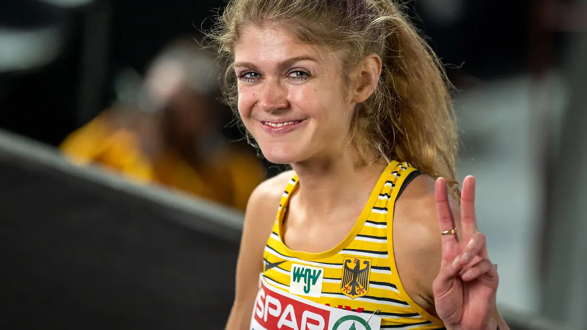 European Athletics Indoor Championships 2023 03.03.2023 ISTANBUL, TURKEY - MARCH 03: Slver Medal for Konstanze KLOSTERHALFEN GER, dob 18/02/1997, local club TSV Bayer 04 Leverkusen after the 3000 m fnals on day 2 of the European Athletics Indoor Championships 2023 at Ataköy Arena, Remzi Kazancgil Bulvar, Olimpiyat Evi yan, 4-5. Ksm Bakrköy of Istanbul on 03.3.2023 in Istanbul/Turkey. *** European Athletics Indoor Championships 2023 03 03 2023 ISTANBUL, TURKEY MARCH 03 S lver Medal for Konstanze KLOSTERHALFEN GER , dob 18 02 1997, local club TSV Bayer 04 Leverkusen after the 3000 m f nals on day 2 of the European Athletics Indoor Championships 2023 at Ataköy Arena, Remzi Kazanc gil Bulvar , Olimpiyat Evi yan , 4 5 K s m Bak rköy of Istanbul on 03 3 2023 in Istanbul Turkey Copyright: xBEAUTIFULxSPORTS/OliverxKremerx