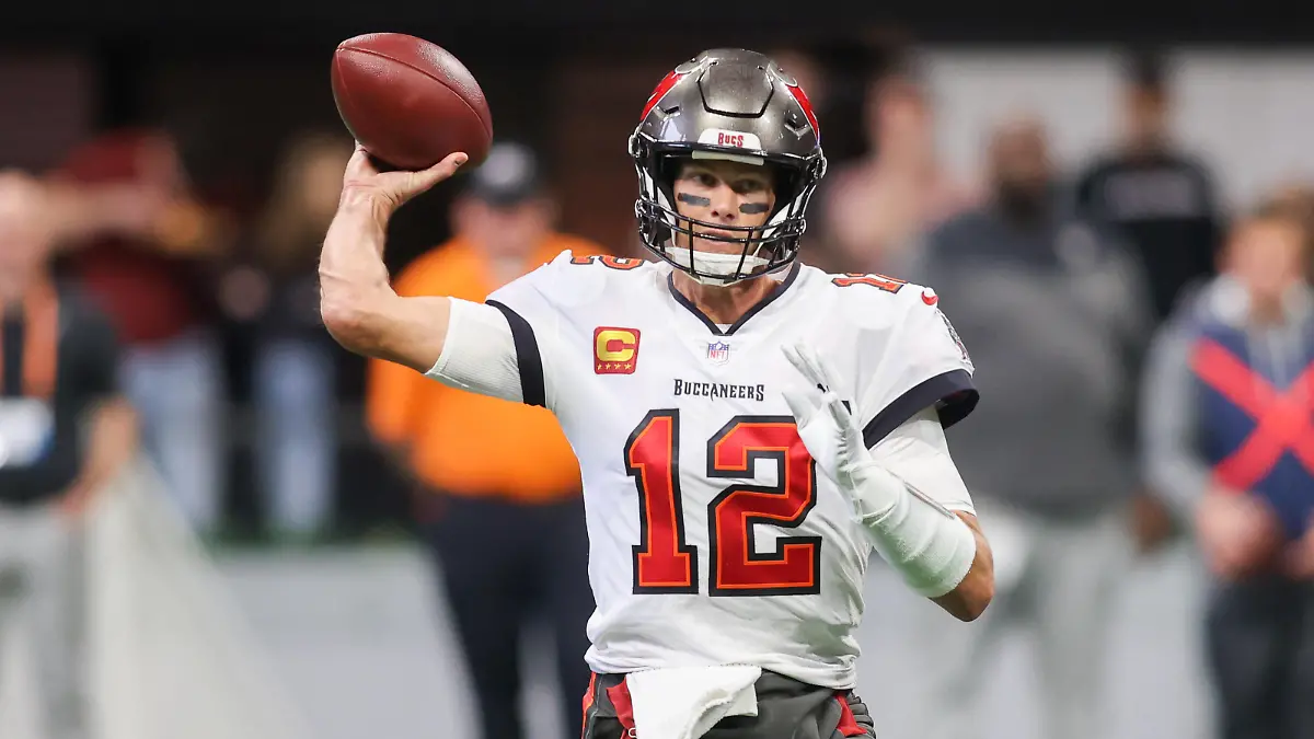 NFL, American Football Herren, USA Tampa Bay Buccaneers at Atlanta Falcons Jan 8, 2023 Atlanta, Georgia, USA Tampa Bay Buccaneers quarterback Tom Brady 12 throws a pass against the Atlanta Falcons in the first quarter at Mercedes-Benz Stadium. Atlanta Mercedes-Benz Stadium Georgia USA, EDITORIAL USE ONLY PUBLICATIONxINxGERxSUIxAUTxONLY Copyright: xBrettxDavisx 20230108_tbs_ad1_119