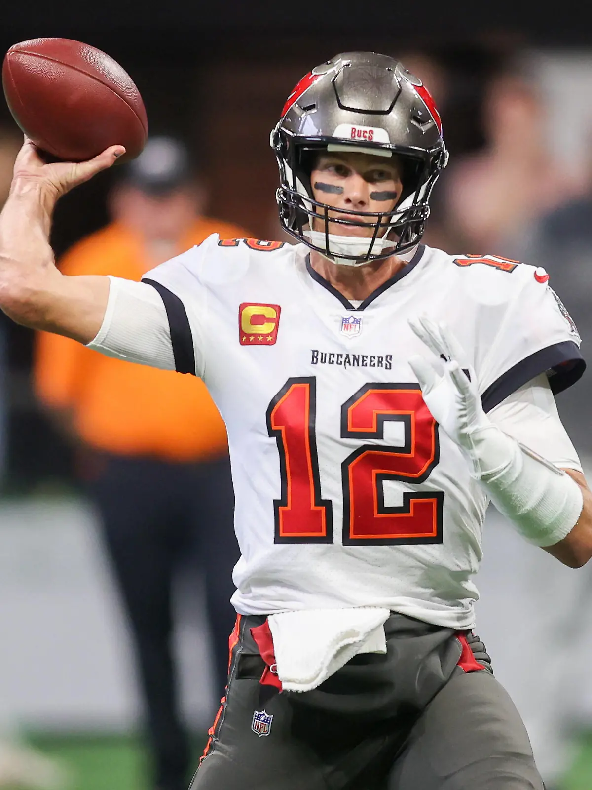 NFL, American Football Herren, USA Tampa Bay Buccaneers at Atlanta Falcons Jan 8, 2023 Atlanta, Georgia, USA Tampa Bay Buccaneers quarterback Tom Brady 12 throws a pass against the Atlanta Falcons in the first quarter at Mercedes-Benz Stadium. Atlanta Mercedes-Benz Stadium Georgia USA, EDITORIAL USE ONLY PUBLICATIONxINxGERxSUIxAUTxONLY Copyright: xBrettxDavisx 20230108_tbs_ad1_119