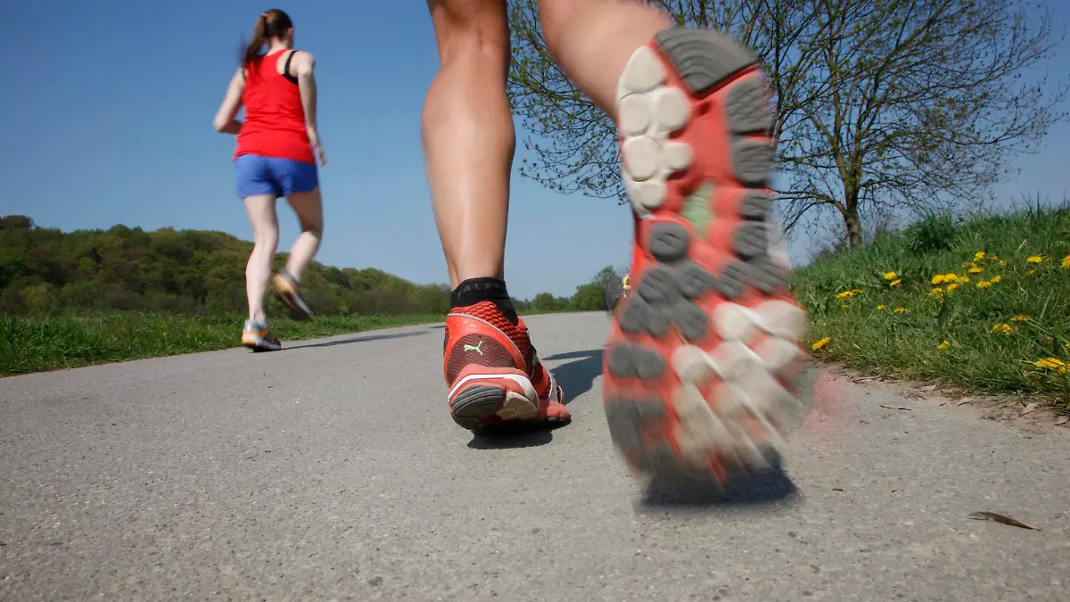 Laufschuhe, Freizeitläuferinnen, junge Frauen, 25-30 Jahre, joggen || Modellfreigabe vorhanden
