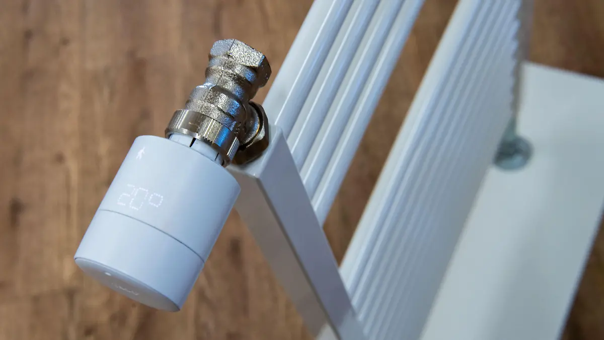 ARCHIV - 25.10.2018, Bayern, München: Ein smartes Heizungsthermostat des Heizungs-Vernetzungs Startup Tado ist in der Zentrale an einem Demo-Heizkörper angebracht. Die Münchner Firma Tado, die Heizungs- und Klimaanlagen per Smartphone steuerbar macht, baut ihr Geschäft mit einer Service-Plattform für Wartungsbetriebe aus. Ein Ziel sei, die Zahl der Fahrten zu den Kunden bei Reparaturen zu halbieren, sagte Tados Mitgründer und Produktchef Deilmann der dpa Foto: Lino Mirgeler/dpa +++ dpa-Bildfunk +++