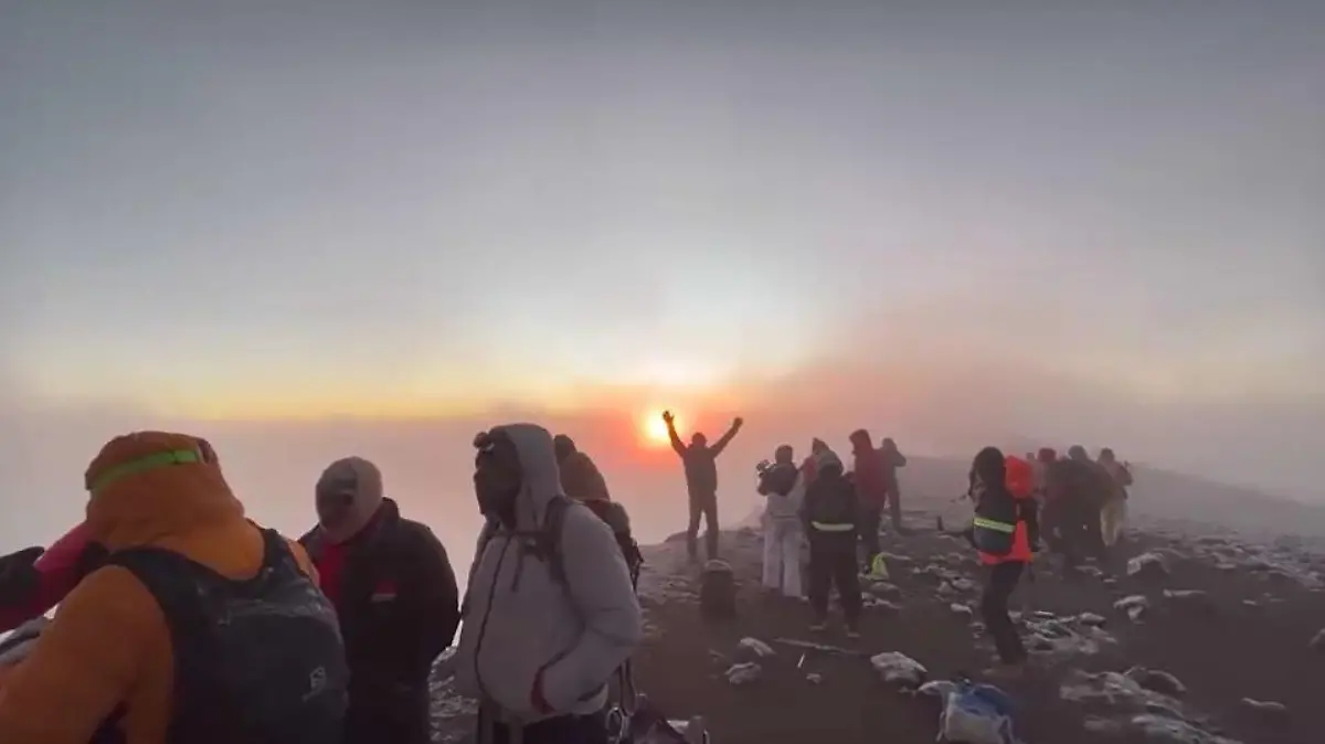 In arktischer Kälte wird Kaya mit diesem Sonnenuntergang  belohnt.