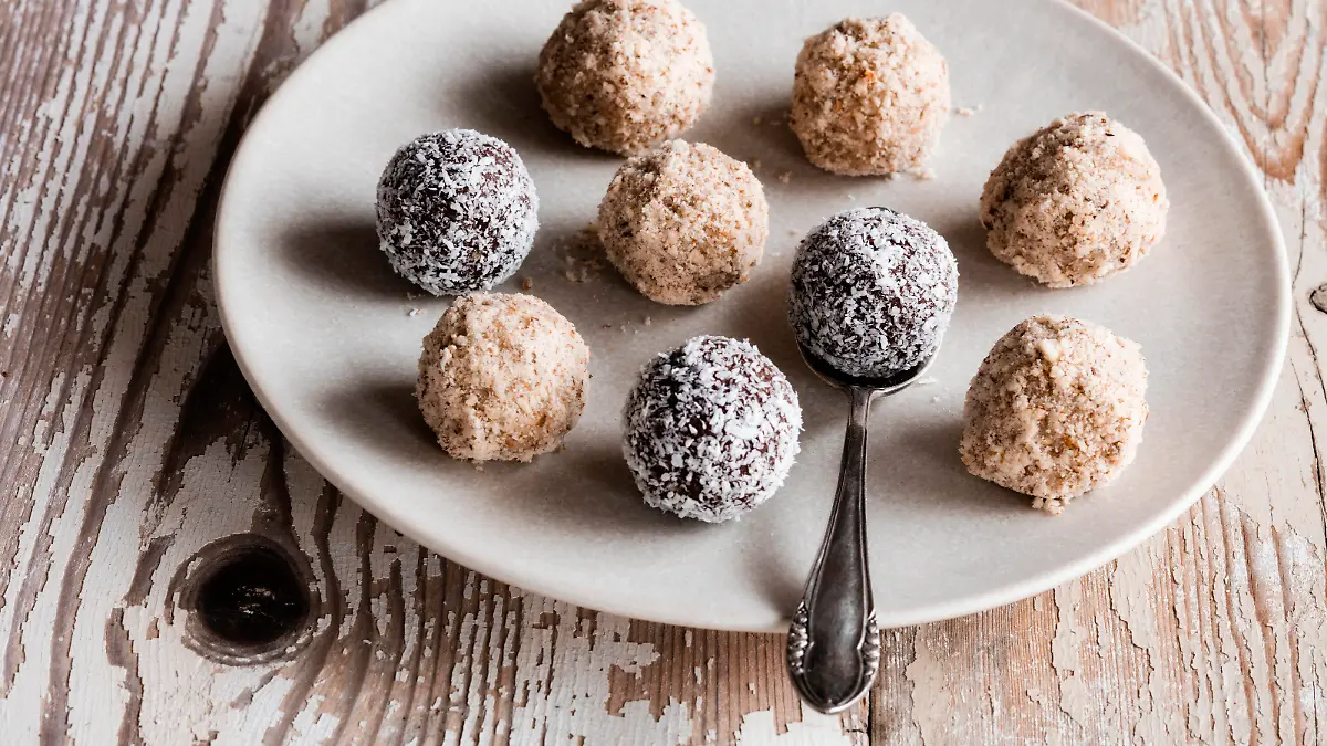 Vegan protein balls with millet, coconut, cocoa and nuts PUBLICATIONxINxGERxSUIxAUTxHUNxONLY EVGF03594