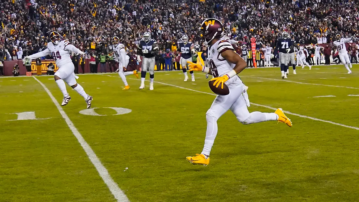 Washington Commanders cornerback Kendall Fuller (29) running towards the end zone to score a touch down after his interception against the Dallas Cowboys during the first half an NFL football game, Sunday, Jan. 8, 2023, in Landover, Md. (AP Photo/Alex Brandon)