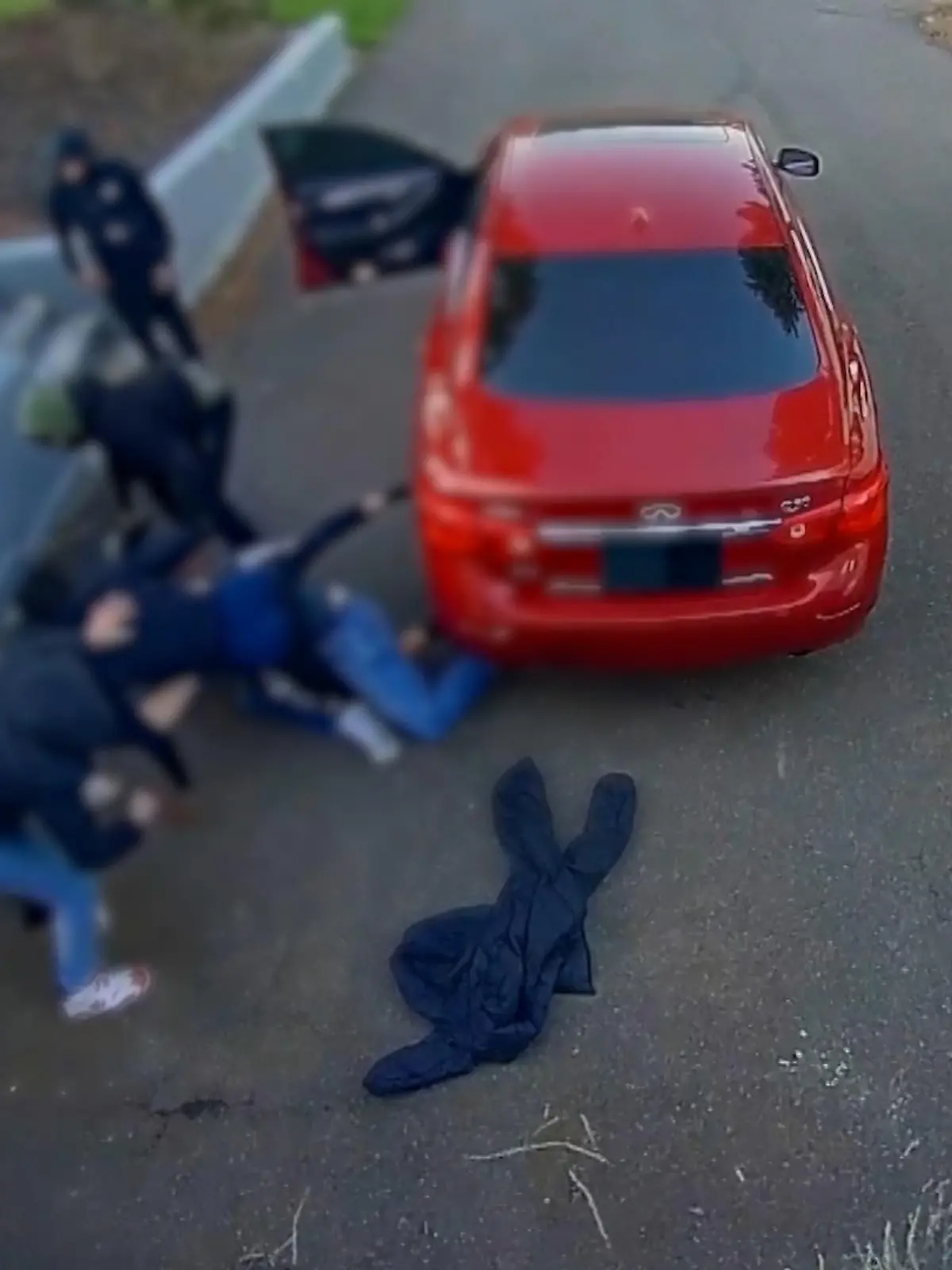 Als diese Autodiebe am helllichten Tag zuschlagen, haben sie vermutlich mit weniger Gegenwehr gerechnet. Der Besitzer ihres Ziel-Objekts schlägt zurück und wehrt sich mit Händen und Füßen!