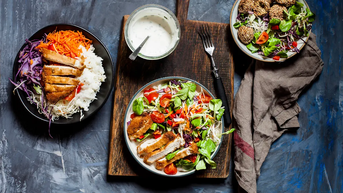  Bowls with three different ready-to-eat salads SBDF04236