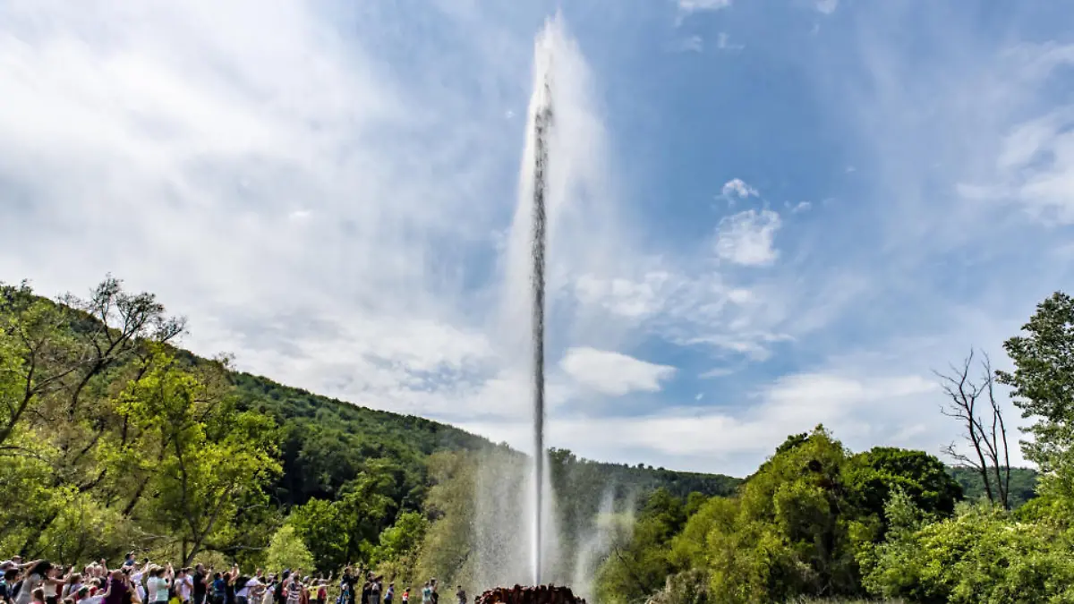 Der Geysir Andernach (ehemals Namedyer Sprudel) ist mit bis zu 60 Metern Auswurfhöhe der höchste Kaltwassergeysir der Welt. Andernach, Rheinland-Pfalz, Deutschland, 21.05.2018