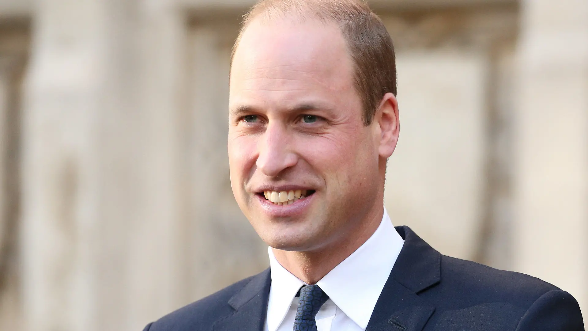 ARCHIV - 11.12.2019, Großbritannien, London: Der britische Prinz William, Herzog von Cambridge, verlässt die Westminster Abbey nach einer Zeremonie zu Ehren des verstorbenen Wohltäters Sir Gosling. (zu dpa: Prinz William freut sich über Fußball-Comeback in England) Foto: Jonathan Brady/PA Wire/dpa +++ dpa-Bildfunk +++