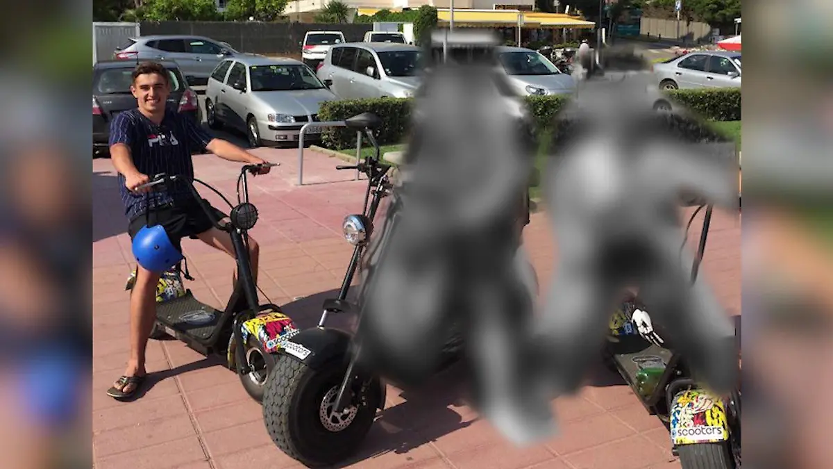 Matin Buschmann sitzt mit zwei Mitreisenden auf Rollern