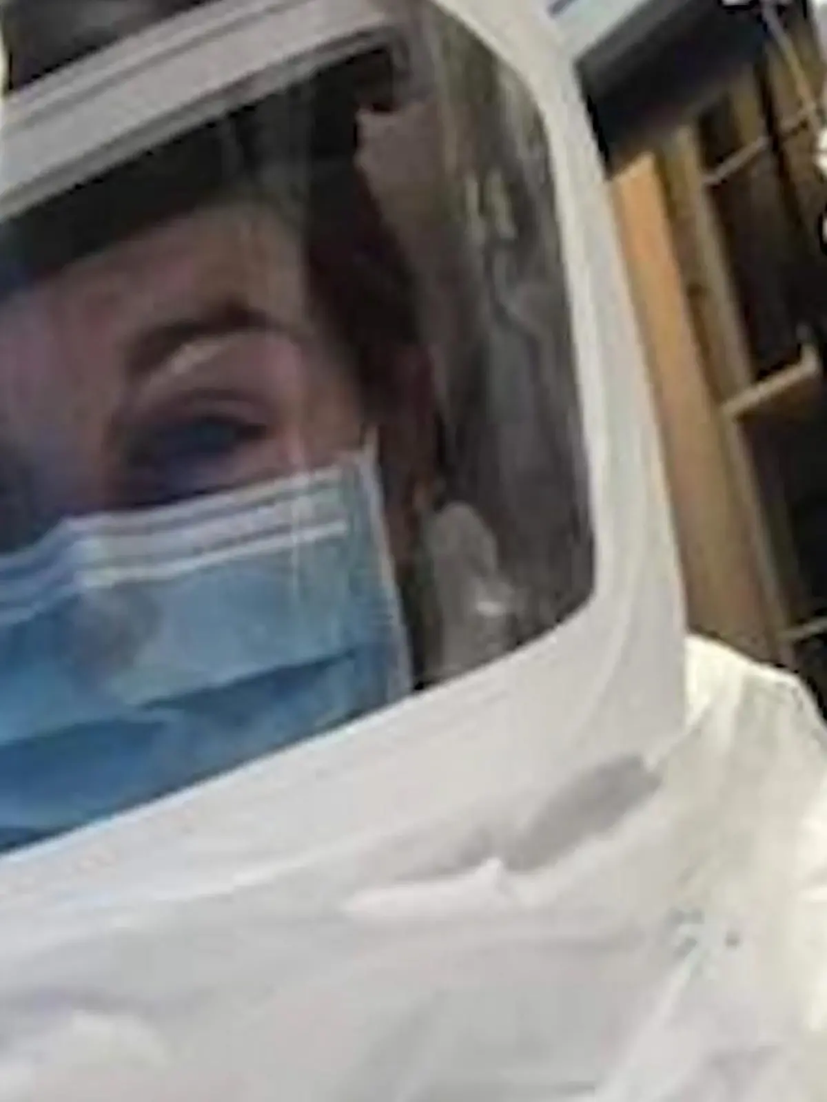 Laura Waller ist verzweifelt. Denn kurz vor Weihnachten wird ihr Vater Kevin ins Krankenhaus eingewiesen. Die Diagnose: Coronavirus. Kurz danach versagen mehrere Organe, fünf Tage später ist er tot. Wie laura mit dem Schmerz umgeht, das sehen Sie im Video.