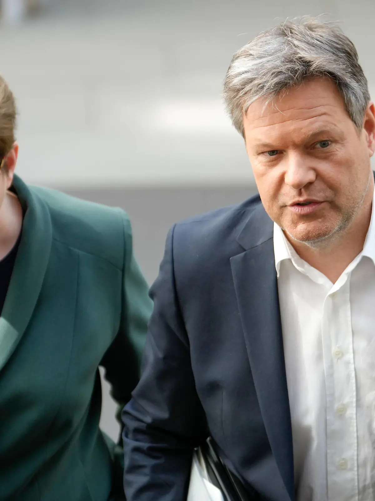 Bundespressekonferenz zur Novelle des Gebaeudeenergiegesetzes und das neue Foerderkonzept erneuerbares Heizen Aktuell,19.04.2023,Berlin,Bundesminister für Wirtschaft und Klimaschutz Robert Habeck gemeinsam mit Bundesministerin für Wohnen, Stadtentwicklung und Bauwesen Klara Geywitz bei der Bundespressekonferenz in Berlin zum Thema Novelle des Gebaeudeenergiegesetzes und das neue Foerderkonzept erneuerbares Heizen Berlin Berlin Deutschland *** Federal Press Conference on the amendment of the Building Energy Act and the new funding concept renewable heating News,19 04 2023,Berlin,Federal Minister for Economic Affairs and Climate Protection Robert Habeck together with Federal Minister for Housing, Urban Development and Construction Klara Ge