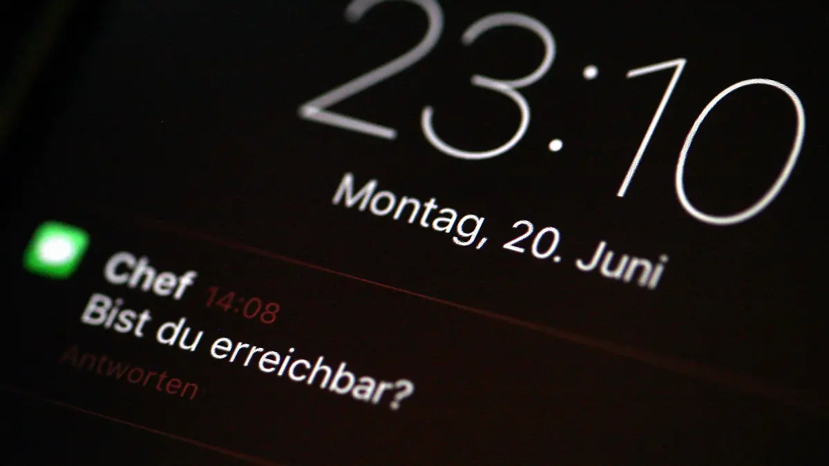 ACHTUNG: SPERRFRIST 21.06.2016 09:00 Uhr!!! ILLUSTRATION - Eine Nachricht vom Chef mit der Frage «Bist du erreichbar?» ist am 20.06.2016 in Berlin auf dem Display eines Smartphones zu sehen. Foto: Monika Skolimowska/dpa (zu dpa: «Deutsche wollen laut Umfrage nicht ständig erreichbar sein» vom 21.06.2016) +++(c) dpa - Bildfunk+++