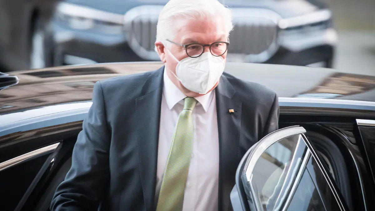 Berlin, Antonio Guterres spricht im Bundestag Deutschland, Berlin - 18.12.2020: Im Bild ist Frank-Walter Steinmeier Bundespräsident der Bundesrepublik Deutschland beim Betreten des Bundestages zur Rede von Antonio Guterres zu sehen. Berlin Bundestag Berlin Deutschland *** Berlin, Antonio Guterres speaks in the Bundestag Germany, Berlin 18 12 2020 In the picture Frank Walter Steinmeier Federal President of the Federal Republic of Germany is seen entering the Bundestag for the speech of Antonio Guterres Berlin Bundestag Berlin Germany