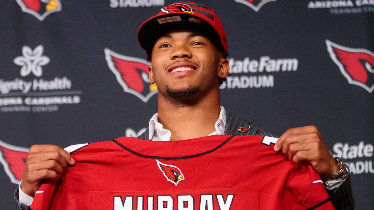 NFL, American Football Herren, USA Arizona Cardinals-Kyler Murray press conference, PK, Pressekonferenz Apr 26, 2019 Tempe, AZ, USA Arizona Cardinals quarterback Kyler Murray looks down at his jersey as he poses for photos at the Cardinals Training Facility after being drafted with the first overall pick in the 2019 NFL Draft. Mandatory Credit: Mark J. Rebilas-USA TODAY Sports, 26.04.2019 14:15:02, 12593493, Cardinals Training Facility, 2019 NFL Draft, NFL, Arizona Cardinals, Kyler Murray PUBLICATIONxINxGERxSUIxAUTxONLY Copyright: xMarkxJ.xRebilasx 12593493