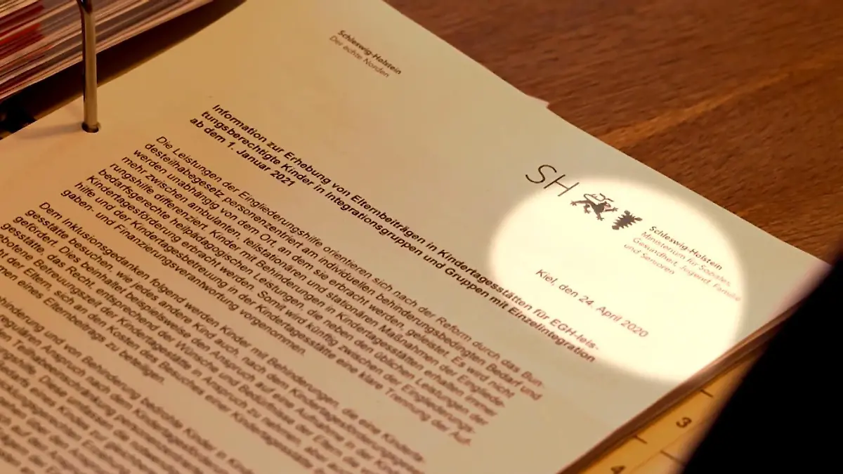 Dieser Brief ist im April datiert , erreicht hat er betroffene Eltern jedoch erst rund acht Monate später - kurz vor der Fälligkeit der neuen Kita-Gebühren für Kinder mit Behinderung.