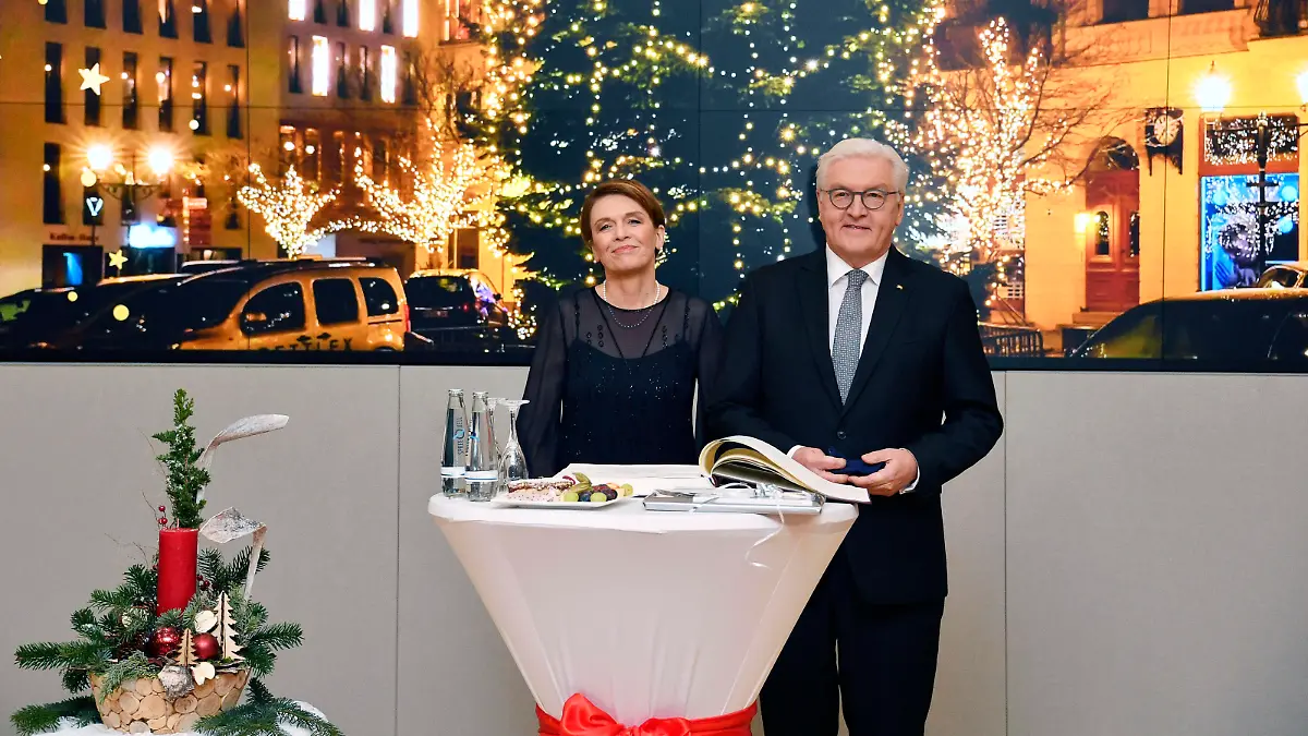 Entertainment Bilder des Tages Bundespräsident Frank-Walter Steinmeier und Ehefrau Elke Büdenbender tragen sich nach der Aufzeichnung der ZDF-Sendung Weihnachten mit dem Bundespräsidenten in das Goldene Buch der Stadt ein. Bernau bei Berlin, 16.12.2020 *** Federal President Frank Walter Steinmeier and wife Elke Büdenbender sign the Golden Book of the town after the recording of the ZDF programme Christmas with the Federal President Bernau bei Berlin, 16 12 2020 Foto:xF.xKernx/xFuturexImage