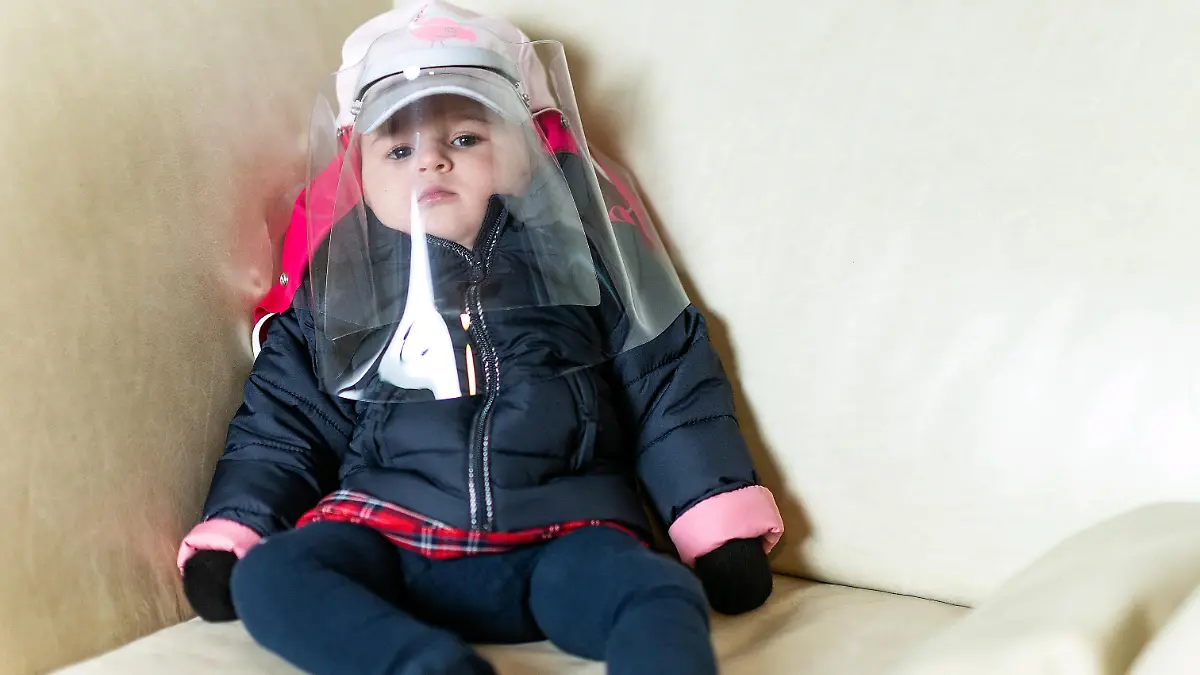 Leonie mit Schutzkleidung