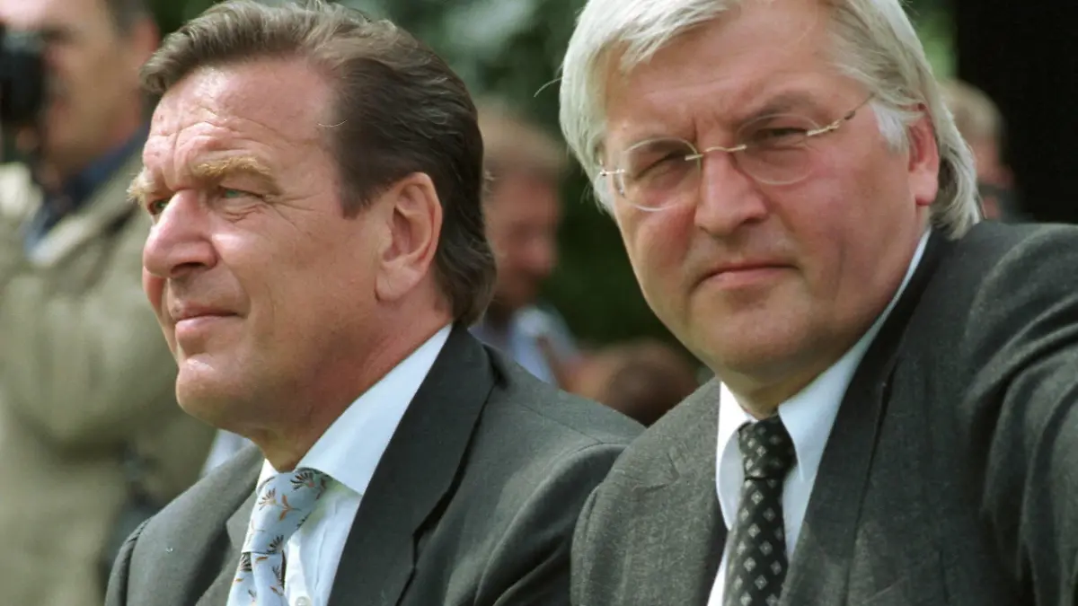 Bundeskanzler Gerhard Schroeder, SPD, und Bundeskanzleramtsminister Dr. Frank Walter Steinmeier, re. Bonn, den 12.07.1999 , Bonn Deutschland PUBLICATIONxINxGERxSUIxAUTxONLY Copyright: xNicolexMaskusx