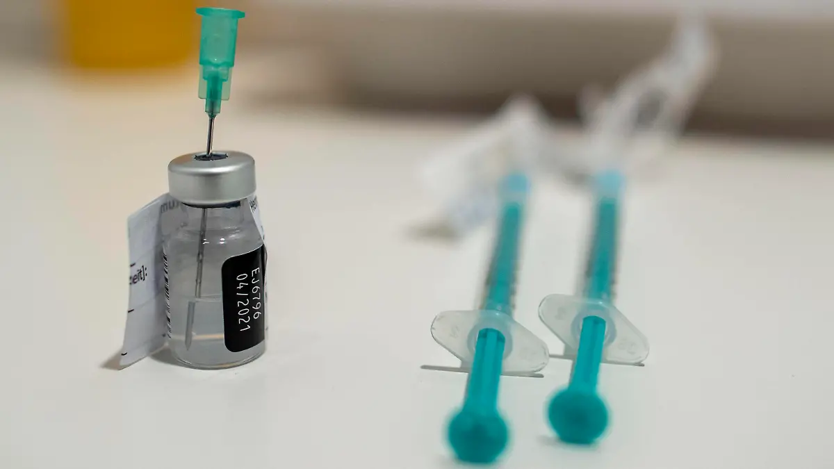  29.12.2020 , DU Duisburg , Impfung gegen Covid-19 für die Bewohner im Christopheruswerk an der Bonhoefferstraße in Meiderich. Impfstoff von BionTech Pfizer in Glasampullen wird in die Spritze aufgezogen. *** 29 12 2020 , DU Duisburg , Vaccination against Covid 19 for residents at Christopheruswerk on Bonhoefferstrasse in Meiderich Vaccine from BionTech Pfizer in glass ampoules is drawn into syringe