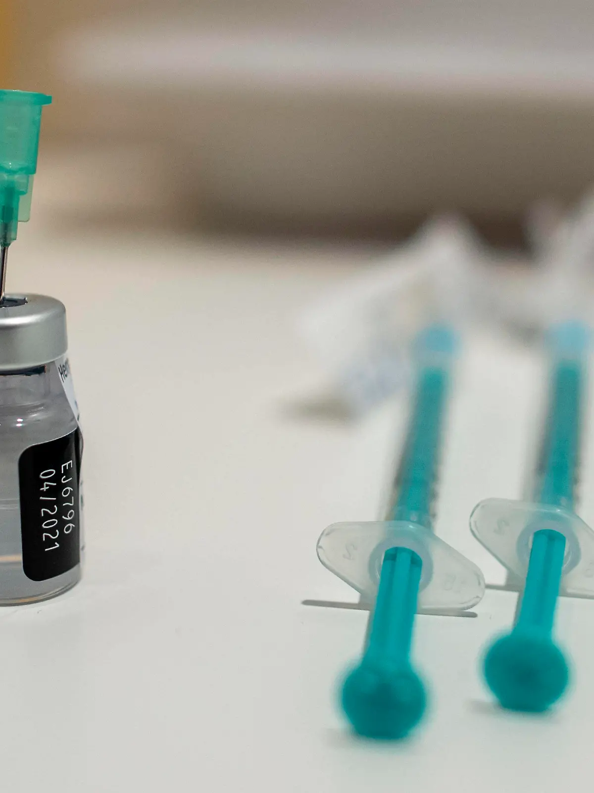  29.12.2020 , DU Duisburg , Impfung gegen Covid-19 für die Bewohner im Christopheruswerk an der Bonhoefferstraße in Meiderich. Impfstoff von BionTech Pfizer in Glasampullen wird in die Spritze aufgezogen. *** 29 12 2020 , DU Duisburg , Vaccination against Covid 19 for residents at Christopheruswerk on Bonhoefferstrasse in Meiderich Vaccine from BionTech Pfizer in glass ampoules is drawn into syringe