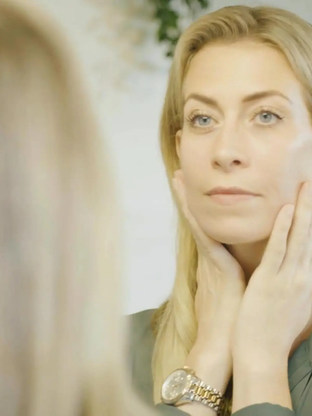 Brauchen Haut und Haare all die Pflegeprodukte, die in unseren Badezimmerschränken stehen, wirklich? Oder werden sie nicht vielleicht sogar abhängig von den Pflegestoffen? RTL-Reporterin Julia Kaps hat den Selbstversuch gemacht: Sie hat vier Wochen lang auf Pflegeprodukte verzichtet und nur noch Tagescreme und Shampoo benutzt. Was das mit ihrer Haut und ihren Haaren gemacht hat, sehen Sie im Video.